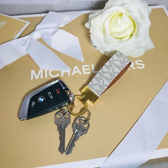 Michael kors KEYCHAIN HOLDER GOLDTONE HARDWARE - Picture 2 of 6